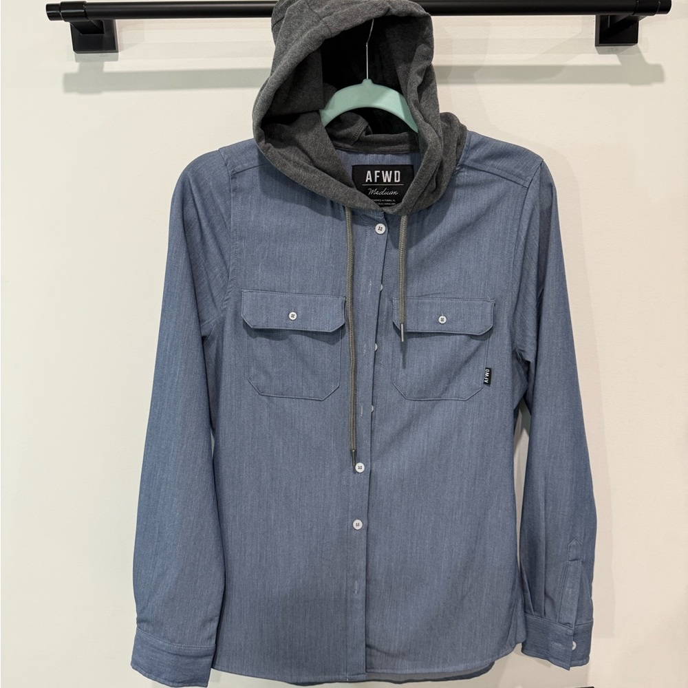 Alpha Forward (AFWD) (now Novel) Chambray Shacket. Size Medium. Denim blue
